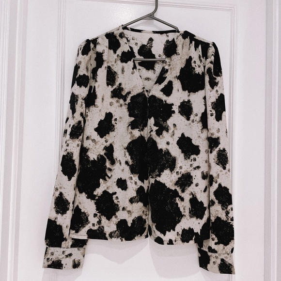 Animal Print, V neck blouse - Picture 7 of 8
